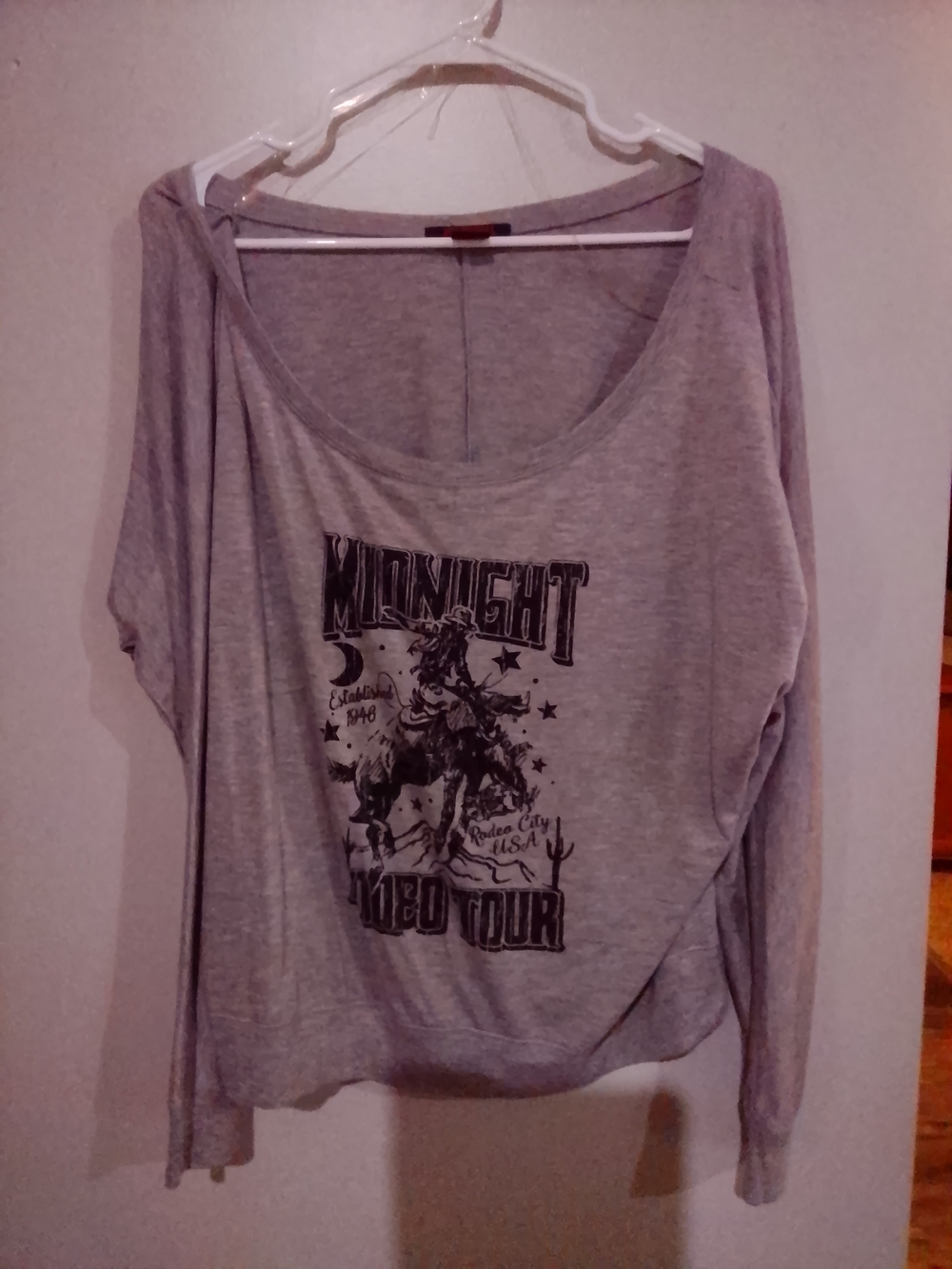 Women's Gray Scoop-Neck Long Sleeve Graphic Top